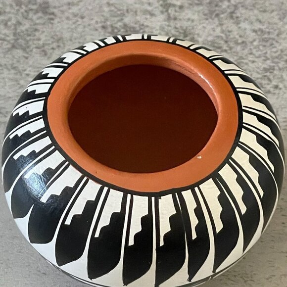 V. Tafoya Vangie Jemez Pueblo NM Native American Hand Painted Round Clay Pot 2" - Picture 2 of 5